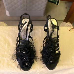 Women black 4” heels. I have worn maybe twice. I’m no longer able to wear heels.